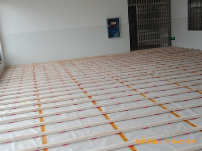 ���Ϻ���Fһ���\(y��n)��(d��ng)�^�w��ľ�ذ���b����